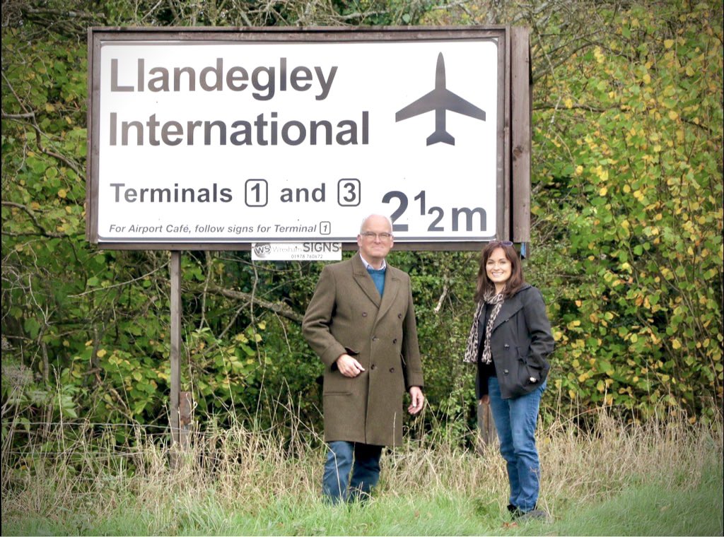 Sue_Charles's tweet image. Llandegley International is making a comeback! ✈️

A crowdfunder has raised over £2,000 - enough to put the sign on the road again - and make a donation to Wales Air Ambulance. 🏴󠁧󠁢󠁷󠁬󠁳󠁿

Here’s my report for @BBCWalesNews. ⬇️