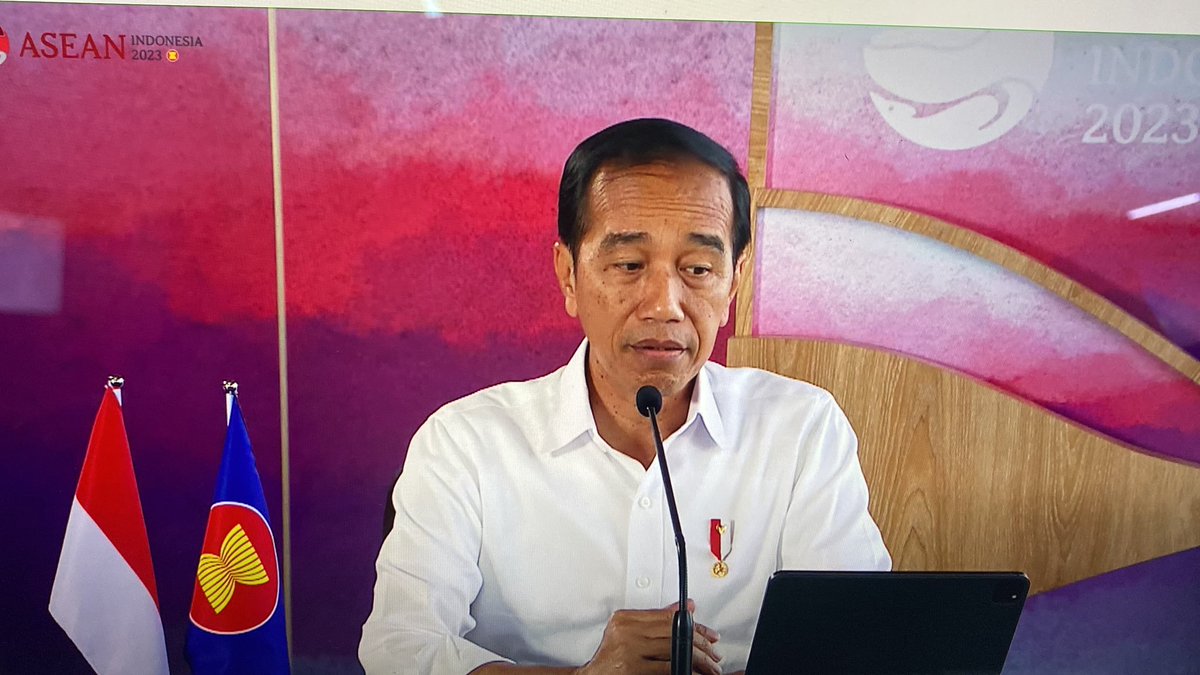 "Stop using force. Stop violence." #Jokowi calls for a stop to violence in statement ahead of #ASEANSummit after humanitarian aid delivery effort in Myanmar by AHA Centre &amp; ASEAN monitoring team hampered by shootout.