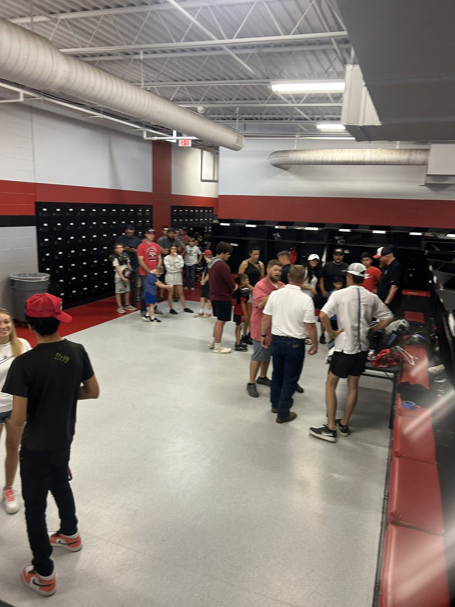 MustangYFA's tweet photo. Just another day working on building the future of @1BroncoFootball  football!!!   #grassroots #verticallyaligned #characterleaders #wintoday #weAREmustang #jerseySizingDay https://t.co/Yk3sB7Oq9c