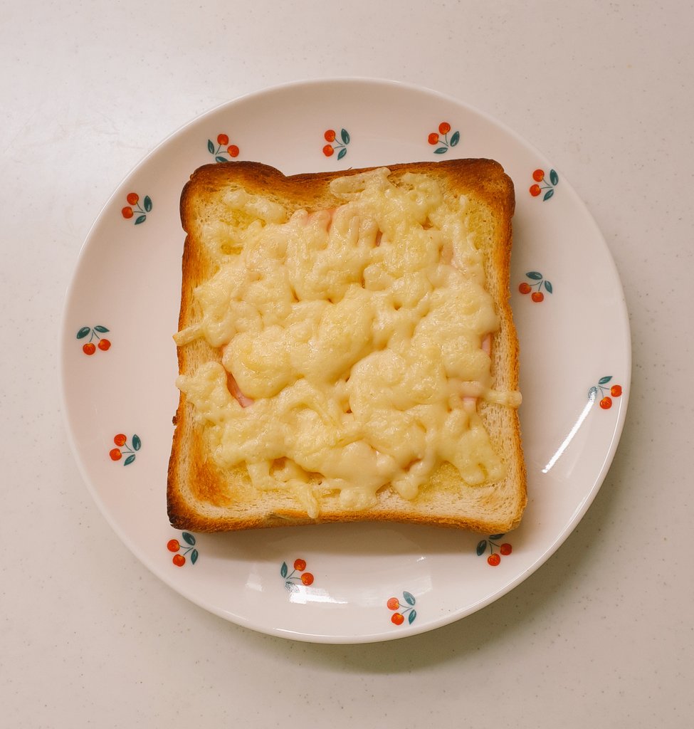 昼飯昼食🍴残ってたパン🍞ハム＆チーズ🧀💕エルビー✨昭和の味👀‼️純喫茶🍒クリームソーダ風味ドリンク🥤めっちゃ⤴️美味しい😍👍️🎵紫陽花🌼楽しみ～