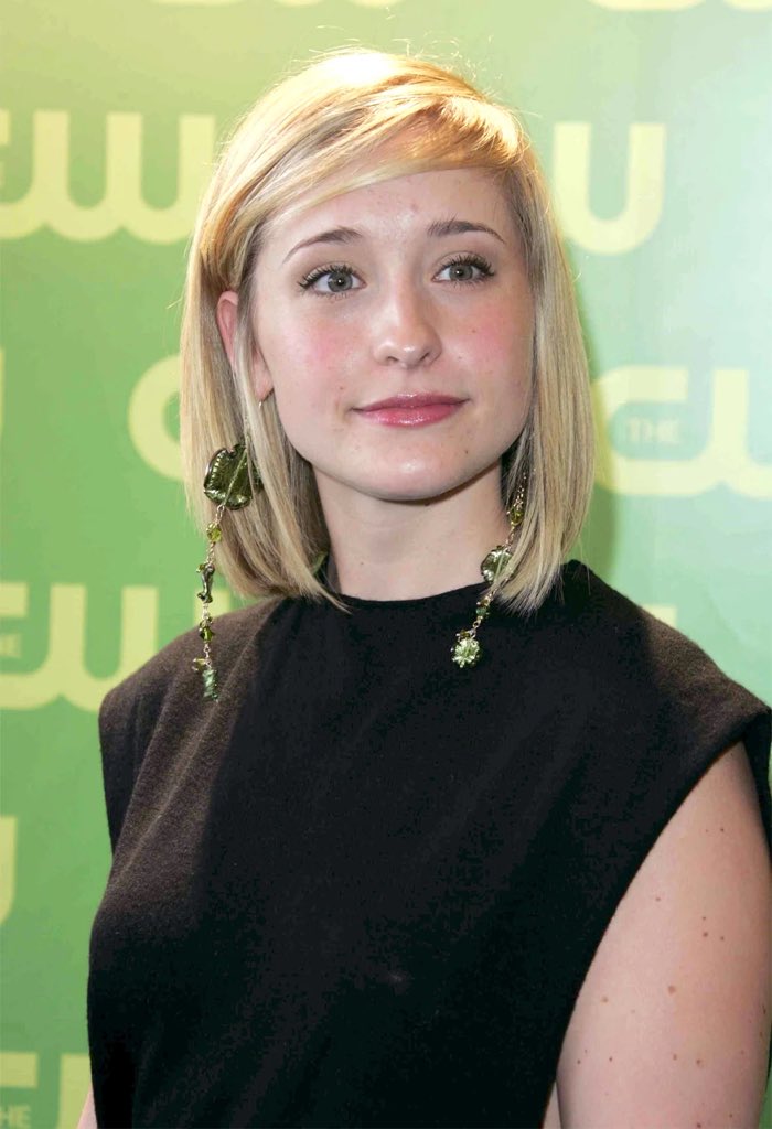 MrBlackOG's tweet photo. To date I can't believe the Smallville star Allison Mack (Cloe) was a ring leader in a sex trafficking cult. https://t.co/Eon7abvYpI
