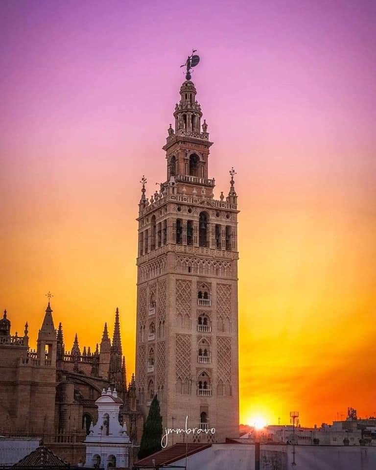 ElCicerone_'s tweet photo. Sabías que para cimentar la grandiosa edificación de tan bella dama, se usaron sillares, columnas y restos de infinidad de palacios y casa de origen visigodo y romano de la ciudad? En esta época y para ello casi se desmantela Italica, entre ellos el de la calle Mármoles. https://t.co/iuKZyHUNXn