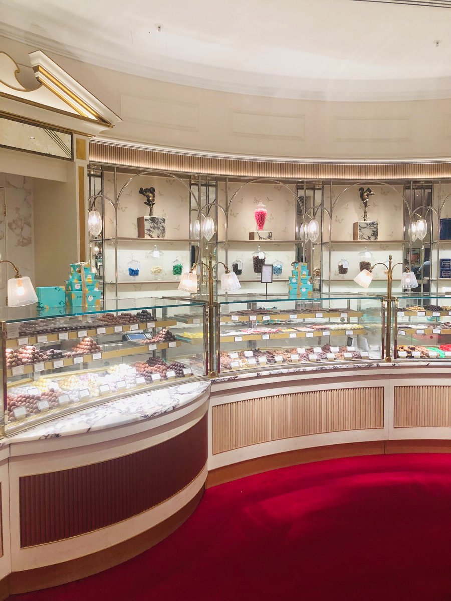 Everyone loves gifts from Fortnum & Mason. That distinctive Eau de Nil has been their unmistakeable house hue since the 1800s. #Fortnumandmason #London