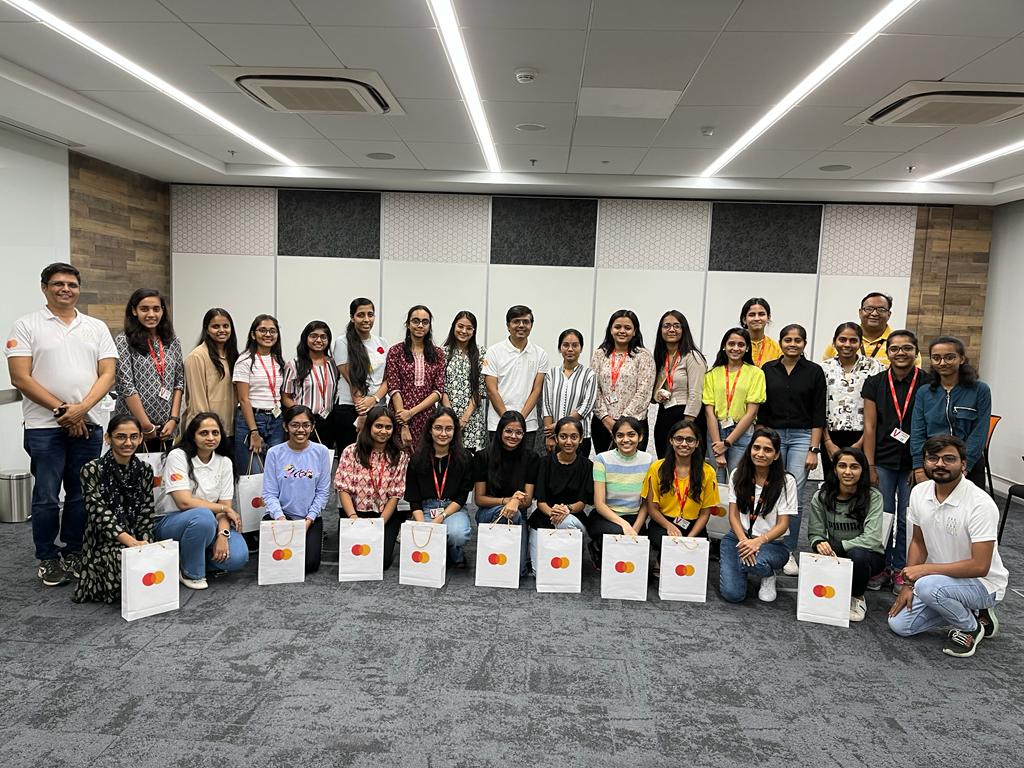 AneriSonani's tweet photo. Excited to share that I had the opportunity to attend the Workshop at @mastercardindia Vadodara and it was an incredible experience.💫
#wln #designthinking #pricelesspossibilities #ddit #lifeatmastercard #visit #experience #technology #culture #connections https://t.co/0OiUL74p45