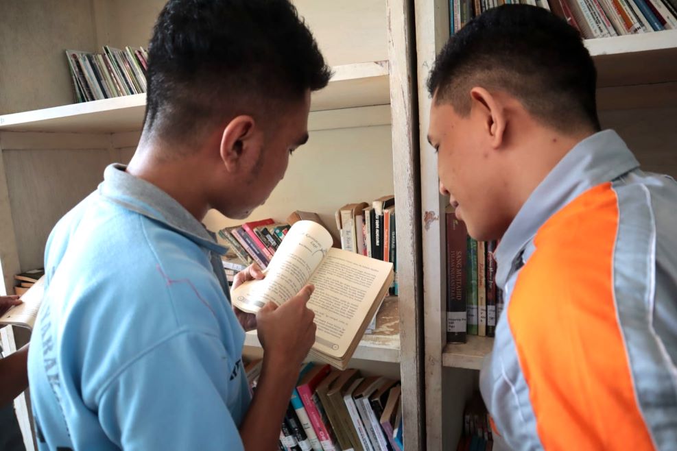 Fj2498's tweet photo. Mengubah Sudut Pandang Narapidana Melalui Buku: Peran Perpustakaan di Rutan dalam Membantu Mereka Menjadi Individu yang Lebih Baik
@Kemenkumham_RI
@kumham_kalsel
#KumhamKalsel
#FaisolAliKanwil 
#rutanpelaihari
#faniandika https://t.co/YHJaz55Ws6