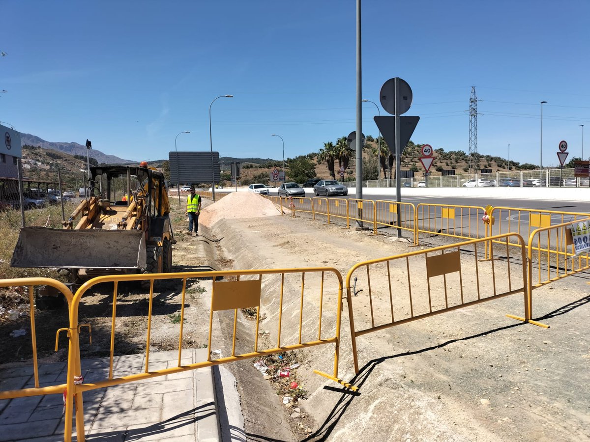 PoligAntequera's tweet photo. 🛠En marcha la segunda fase de peatonalización del Polígono Industrial de Antequera

El nuevo tramo comprende la conexión, mediante la continuación del acerado, de la zona lateral del Hotel Restaurante Lozano, hasta la rotonda del molino de aceite y el puente del río de la Villa https://t.co/dd1CDL63bo