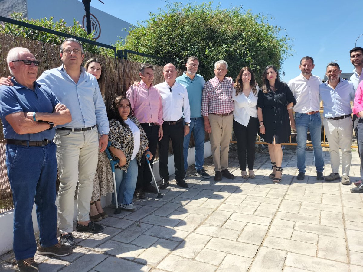 PoligAntequera's tweet photo. 🛠En marcha la segunda fase de peatonalización del Polígono Industrial de Antequera

El nuevo tramo comprende la conexión, mediante la continuación del acerado, de la zona lateral del Hotel Restaurante Lozano, hasta la rotonda del molino de aceite y el puente del río de la Villa https://t.co/dd1CDL63bo