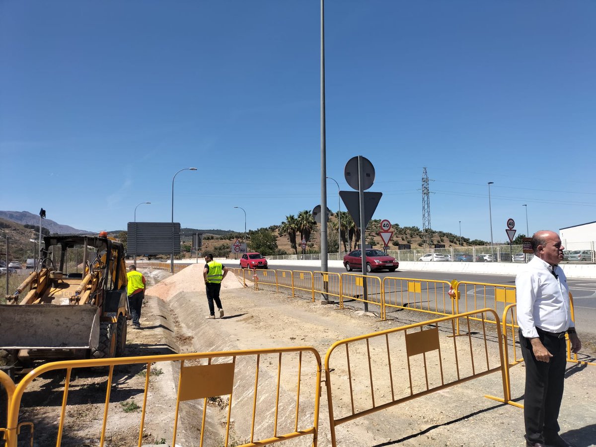 PoligAntequera's tweet photo. 🛠En marcha la segunda fase de peatonalización del Polígono Industrial de Antequera

El nuevo tramo comprende la conexión, mediante la continuación del acerado, de la zona lateral del Hotel Restaurante Lozano, hasta la rotonda del molino de aceite y el puente del río de la Villa https://t.co/dd1CDL63bo