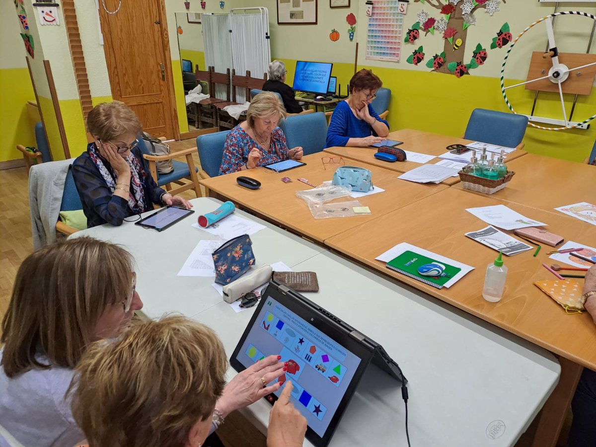CDRSequillo's tweet photo. #Nuestr@s mayores del #ServicioDePromociónDelEnvejecimientoActivo del @CDRSequillo en #MedinaDeRioseco, se adaptan a las nuevas tecnologías realizando trabajos de iniciación con tablets y ordenadores.
Subvencionado por @DiputacionValladolid @juntadecastillayleon https://t.co/NcpSe1zoNa