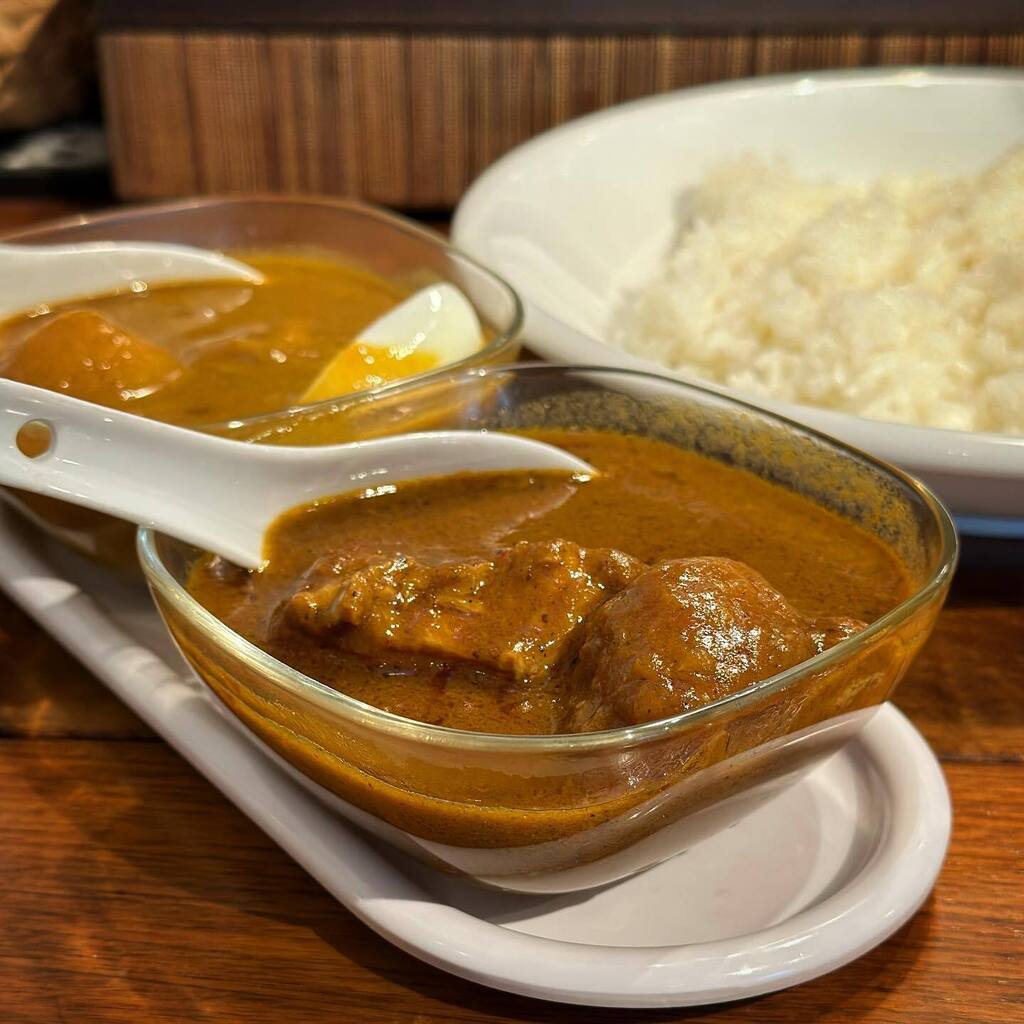 sakefuture's tweet photo. 連休ボケの脳に効くチキン＆ポークカリー⚡️
店主が早稲田店の時代から食べて四半世紀。
私にとってのナンバーワン＆オンリーワンです🥇
#カレー屋ばんび #カレー #神保町
#メーヤウの系譜
#福太郎カレー日記 https://t.co/fxQTd0Syvx https://t.co/HvXfYhriuB