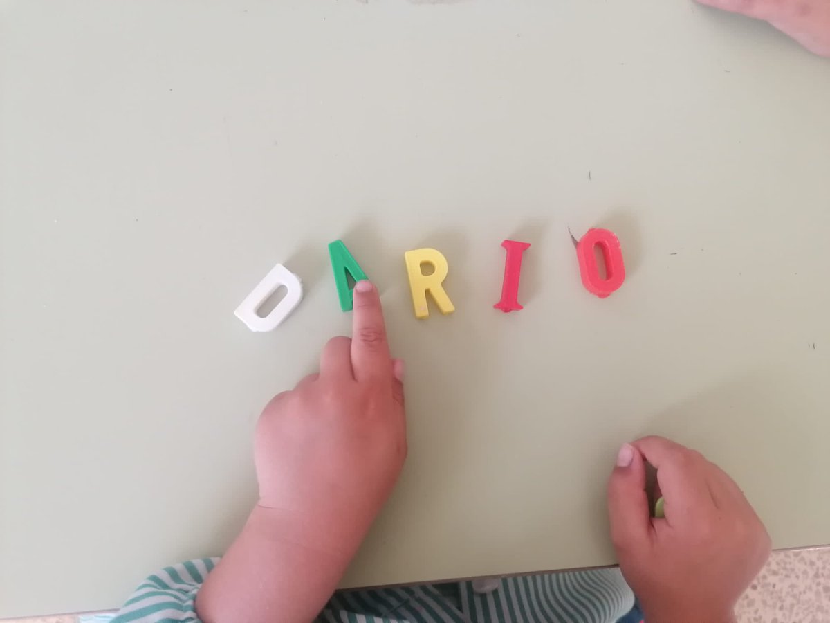 CIDEcooperativa's tweet photo. A Infantil feim feina per racons de treball. Cercam les lletres del nostre nom i miram quin és el més llarg i el més curt. Així començam a treballar la lectoescriptura i comptam números. @CooperativaCIDE #lectoescriptura #infantil https://t.co/KCibMM3NMa