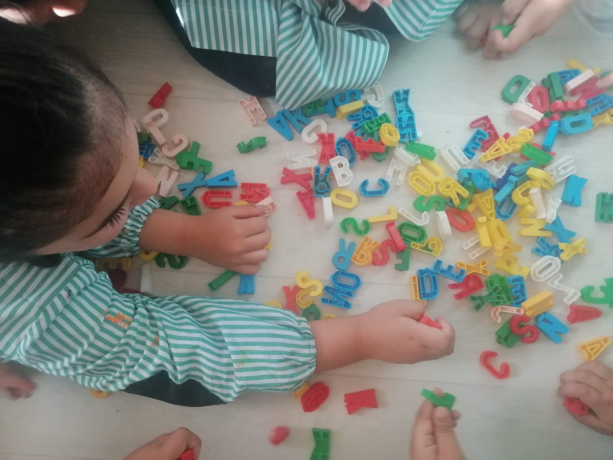 CIDEcooperativa's tweet photo. A Infantil feim feina per racons de treball. Cercam les lletres del nostre nom i miram quin és el més llarg i el més curt. Així començam a treballar la lectoescriptura i comptam números. @CooperativaCIDE #lectoescriptura #infantil https://t.co/KCibMM3NMa