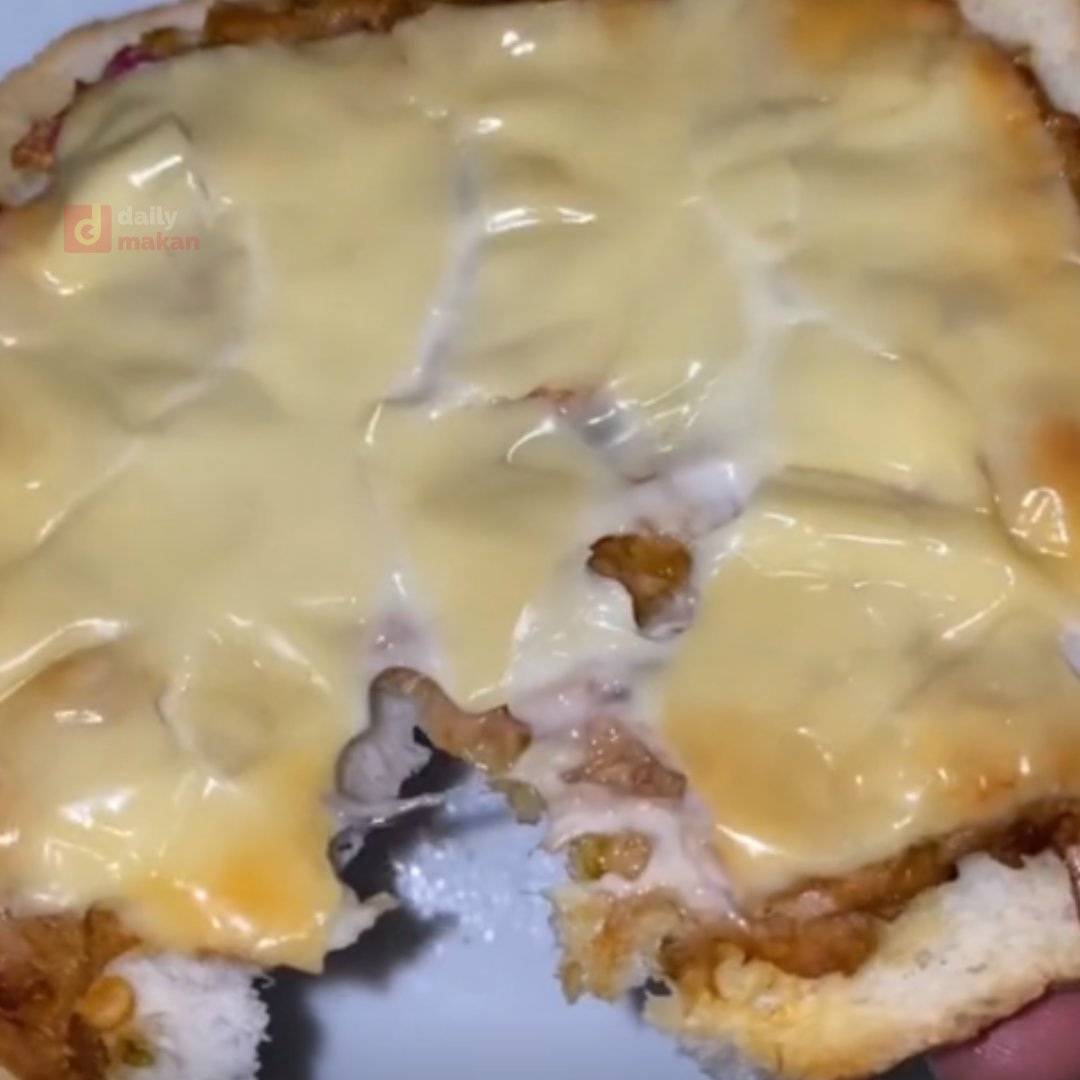 DailyMakan's tweet photo. Resepi Spicy Tuna Melt 🥪🍞

✨Bahan Bahan ✨
Ayam Brand Chili Tuna 1 Tin
Cili Merah (kecil)
Bawang merah (dipotong dadu)
Limau nipis (dipotong separuh)
Roti Gardenia
Cheese @ Mozzarella Cheese

Sumber Resepi : Amirah Rahim tt https://t.co/zvd17VholW