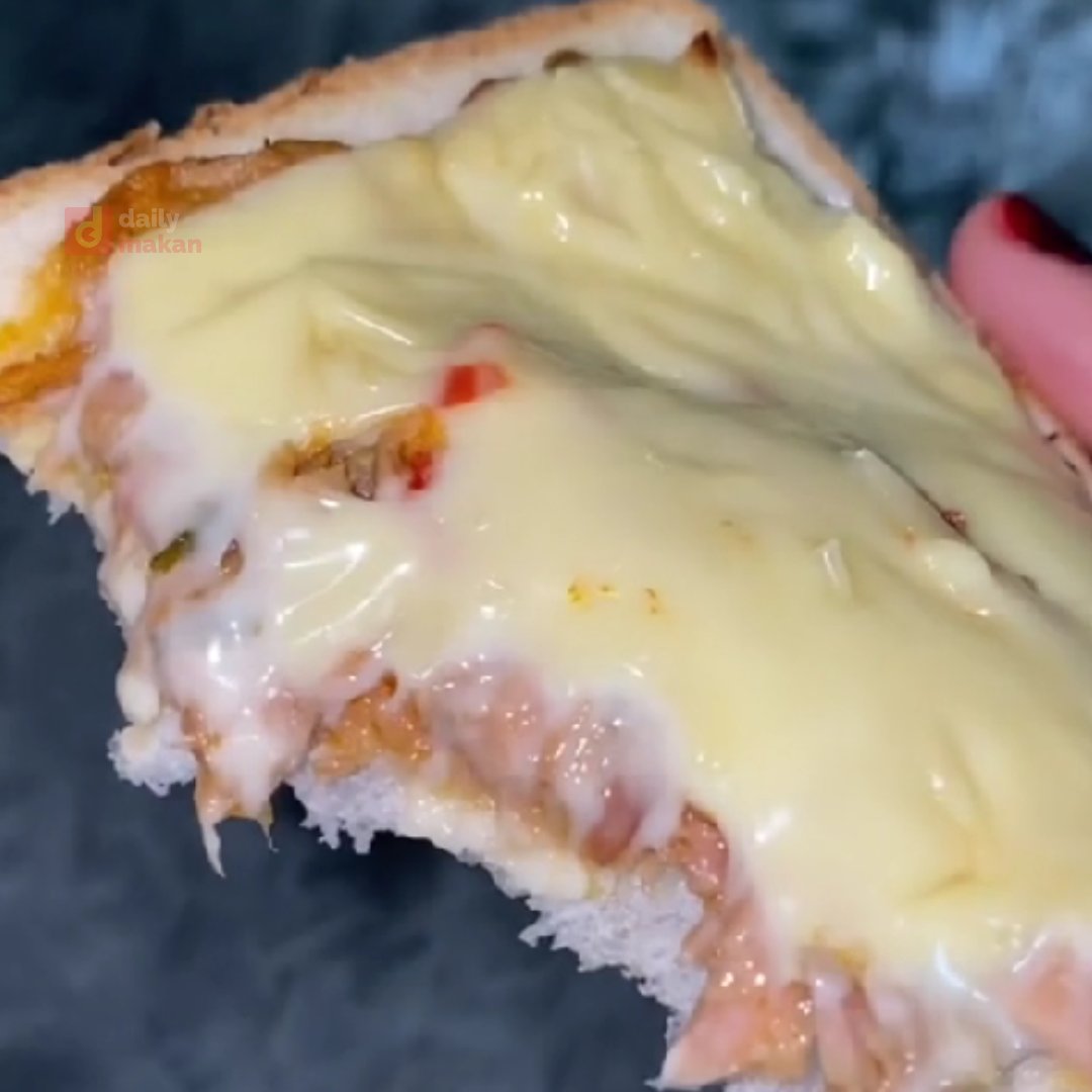 DailyMakan's tweet photo. Resepi Spicy Tuna Melt 🥪🍞

✨Bahan Bahan ✨
Ayam Brand Chili Tuna 1 Tin
Cili Merah (kecil)
Bawang merah (dipotong dadu)
Limau nipis (dipotong separuh)
Roti Gardenia
Cheese @ Mozzarella Cheese

Sumber Resepi : Amirah Rahim tt https://t.co/zvd17VholW