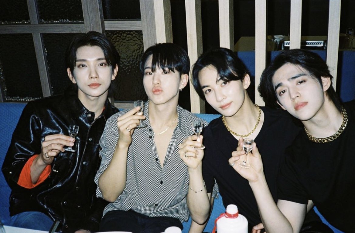 tinkswonu's tweet photo. seventeen’s monthly meeting 🖤 https://t.co/OcGkaeJ9ui