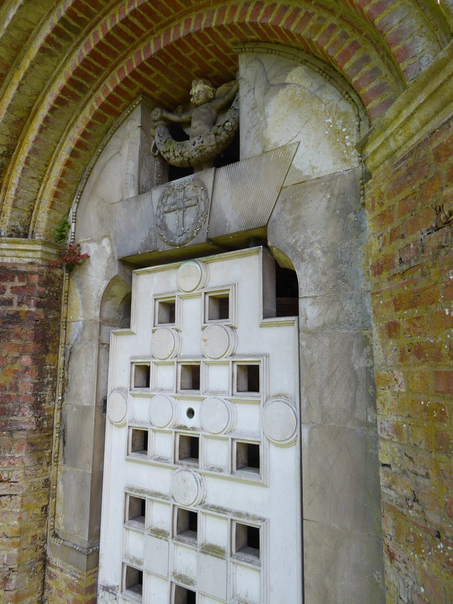 #MonumentMonday in the churchyard of St Mary's, Wargrave, Berkshire.  This is the entrance to the Hannen Mausoleum, designed by Lutyens, 1906-7.  🧵

For the first time, the setting sun lit up the interior, and I dared to peep inside.