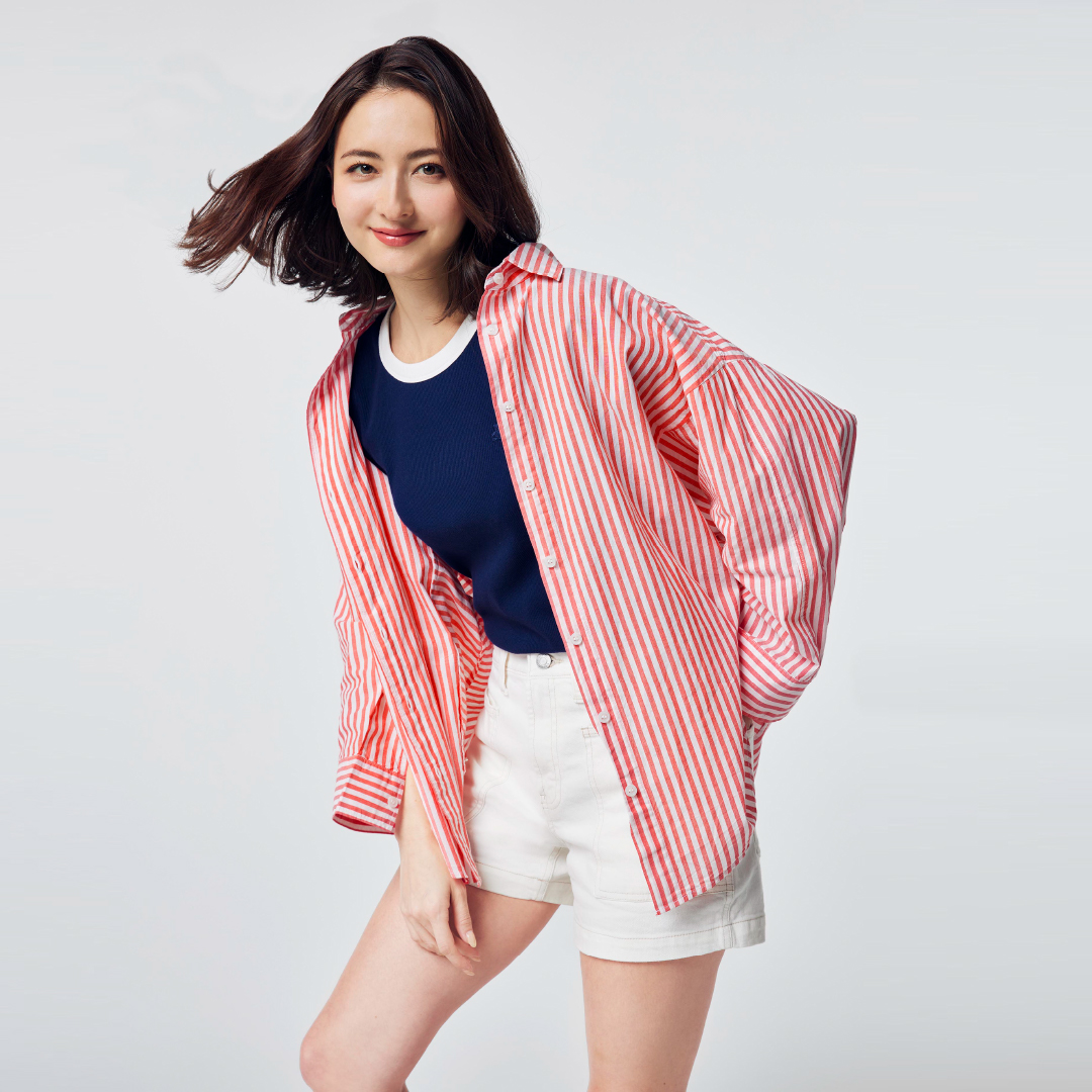 Gap_JP's tweet photo. アメリカン・トリコロールのカラーリングが初夏にピッタリ。
リブTシャツとショートパンツも、オーバーサイズのシャツを羽織れば上品でヘルシーな着こなしに。

エリーローズ（モデル・DJ・コラムニスト）@_ElliRose
#Joyofcolor #Gap

https://t.co/3V52AwTh7m https://t.co/PBqUqeLe1H