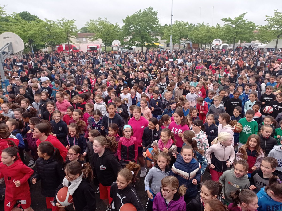BasketCd49's tweet photo. Lancement de la Fête Nationale du MiniBasket dans le Maine-et-Loire en ce 8 mai à @choletagglo . Plus de 1700 enfants attendus sur le site de la Meilleraie. #FNMB @ffbasketball https://t.co/J4MEZrlFtr