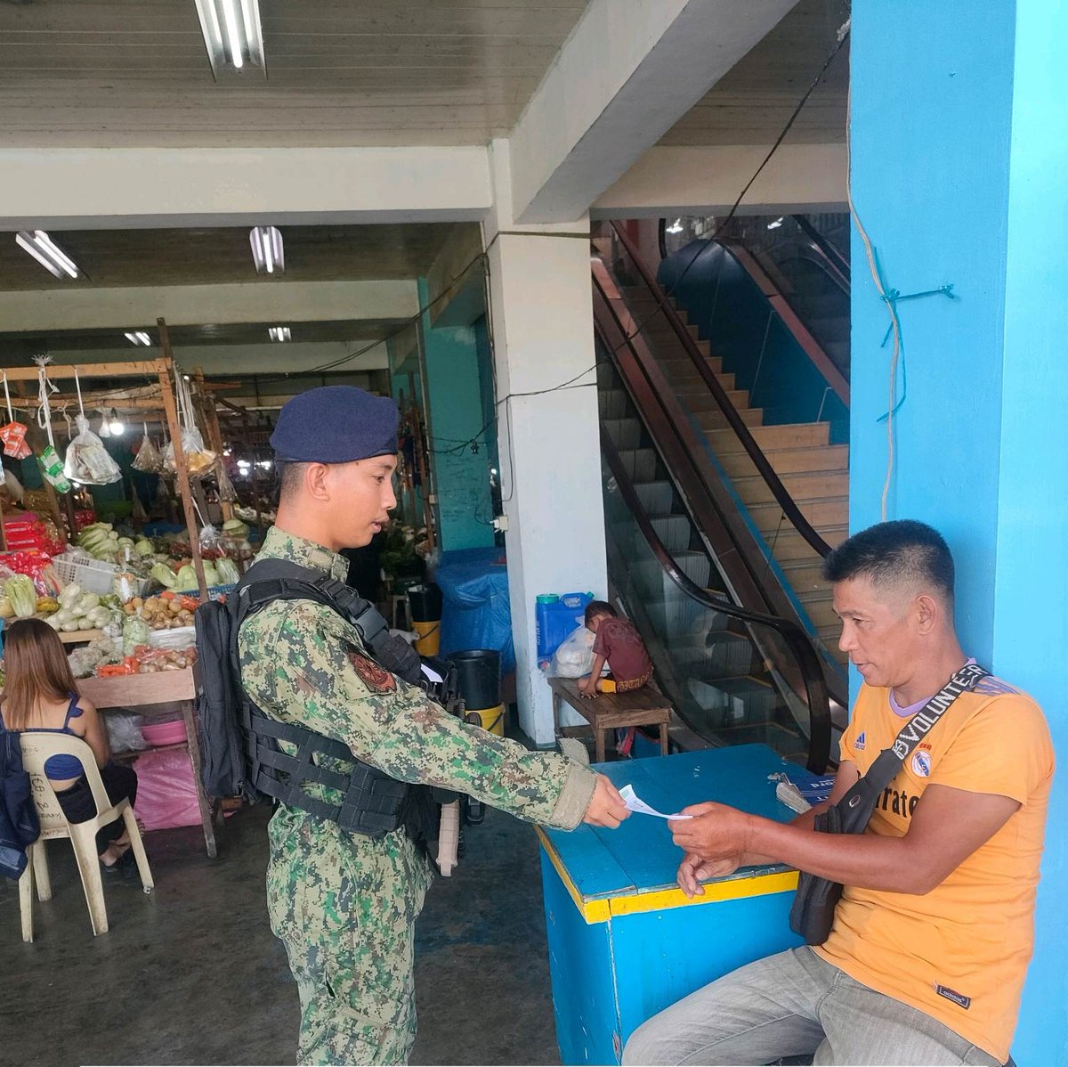 1Alaminos's tweet photo. Personnel of Pangasinan 1st PMFC under direct supervision of PLTCOL CHARLIE O ANGYA-ON, FC conducted Distribution of flyers at Brgy Pobalacion, Bayambang, Pangasinan 

#SerbisyongNagkakaisa
#ToServeandProtect https://t.co/tgzm54v8Y5