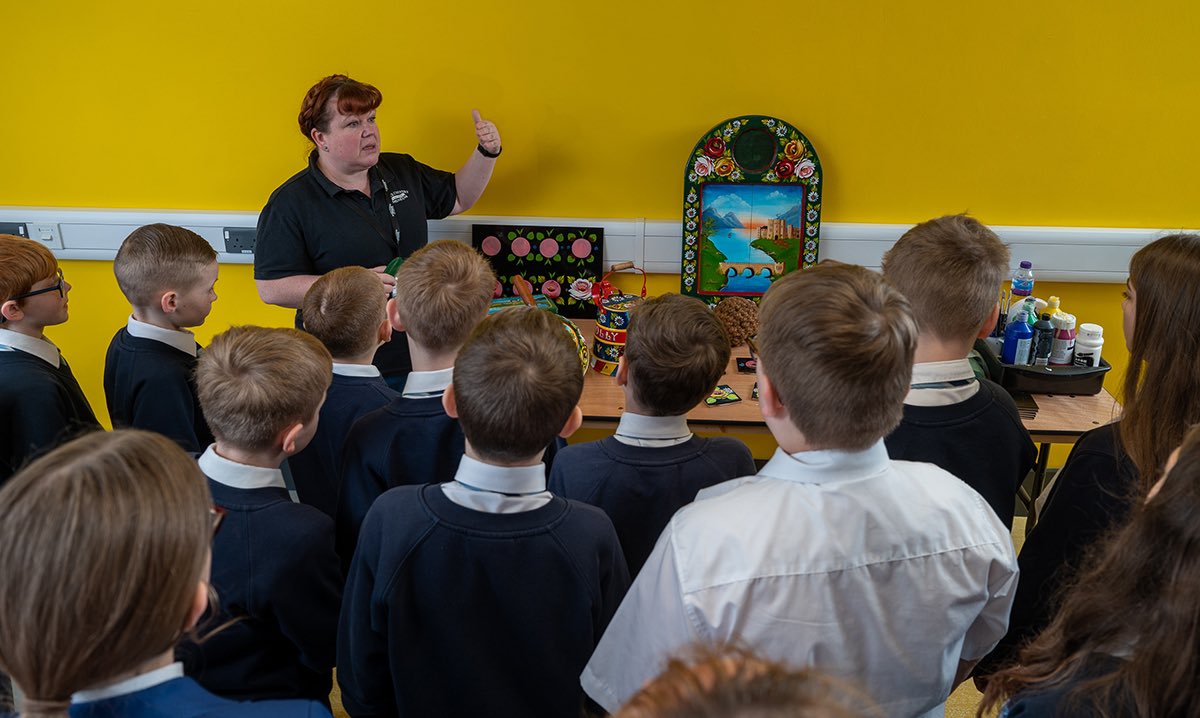 Here I am, teaching ridiculously tall school kids about canal art.
I was standing in a hole. 
Honest.

#canalart #outreach #artinschools #historyinschools #handsonhistory #canalhistory #medintheblackcountry