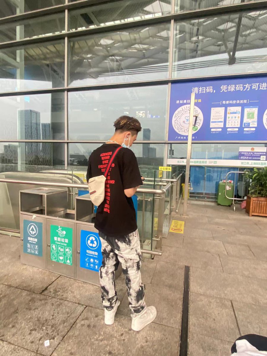 YoungCageone's tweet photo. 台上台下 https://t.co/zXA0dLeODV