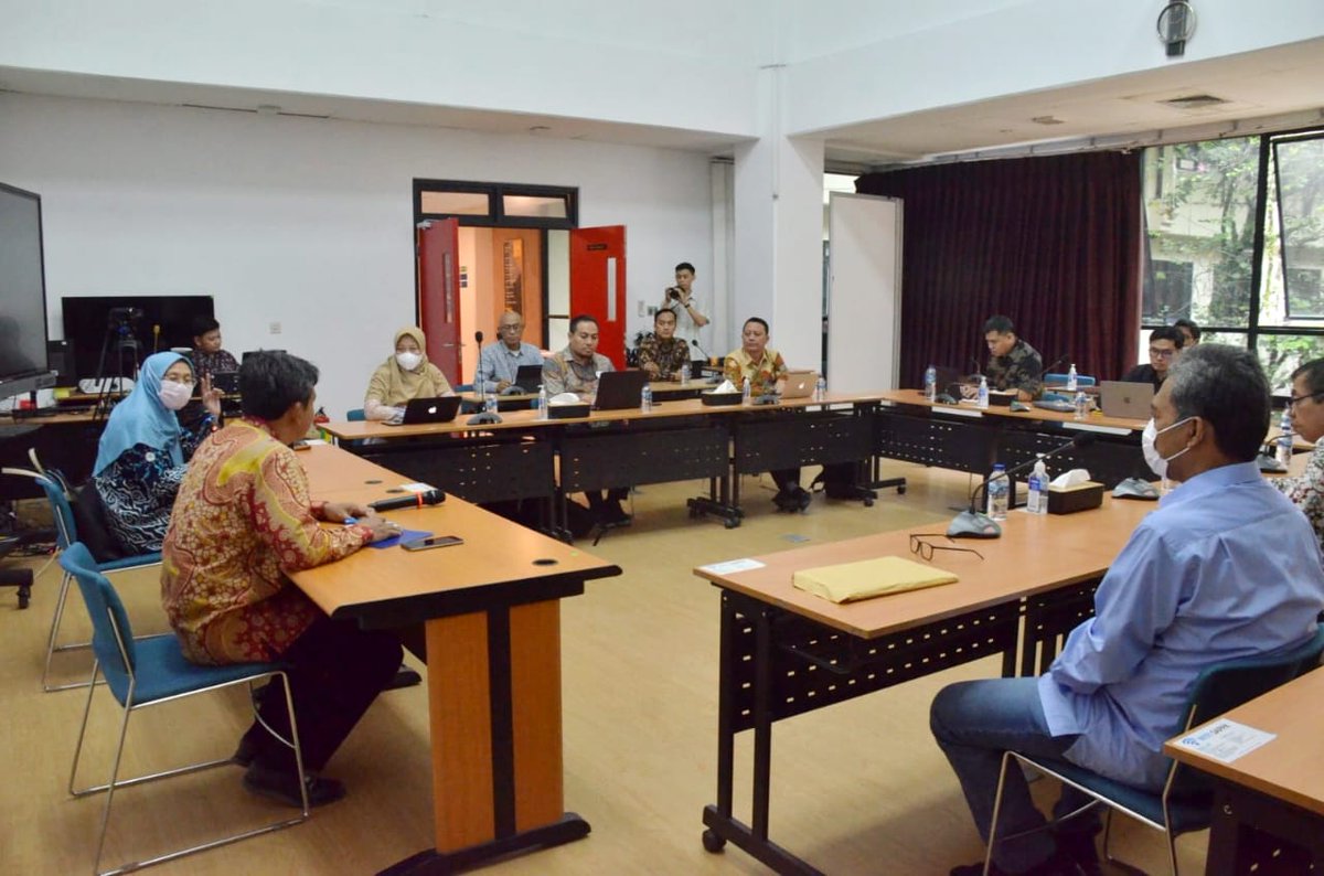 bppsdm_kp's tweet photo. Penjajakan kerja sama yang dilaksanakan antara lain; Pendampingan dalam pendirian Ocean Institute of Indonesia (OII), Kolaborasi dalam SMART Fisheries Village (SFV), dan Skema program S3
#KKPThrive #SDMKP #ProgramBRSDM @kkpgoid @saktitrenggono @in_radiarta @AlekRudi https://t.co/COsK9EnYEI
