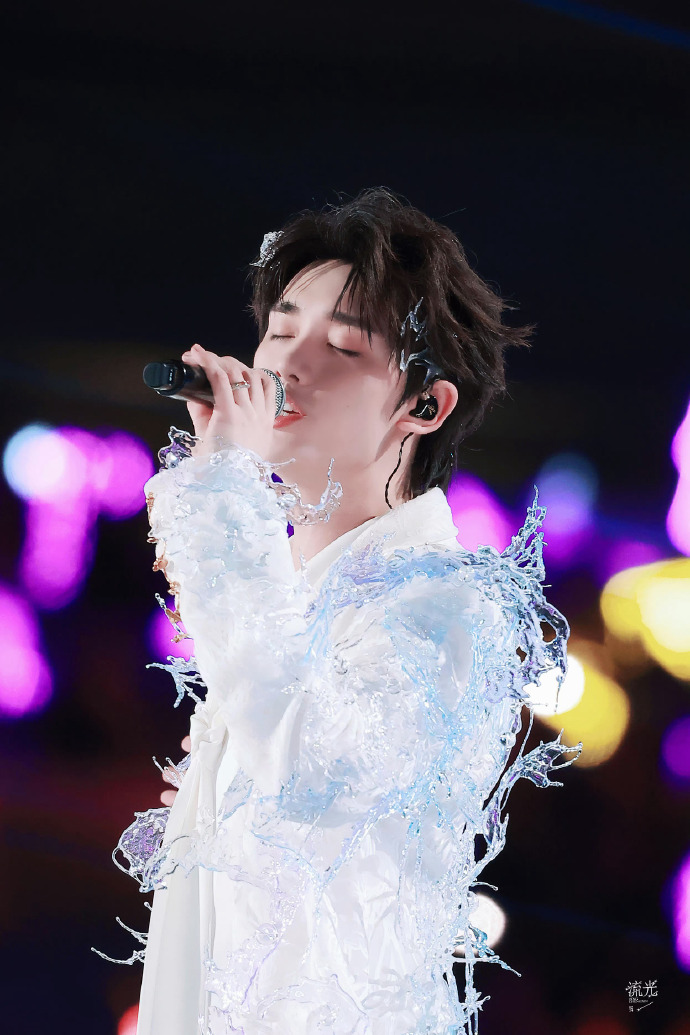 luluhan45447634's tweet photo. #OLAFF Starlight# @DingChengxin wearing the #Rainbow# series 18K gold and colorful sapphire ring, shines at the "UTOPIA" concert. The light and shadow sway and the colorful colors weave a beautiful dream.
#丁程鑫
#OLAFF珠宝 https://t.co/y7b801vpYn