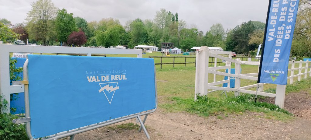 JumpingVdR's tweet photo. Le @JumpingVdR ne serait pas ce qu'il est sans le très apprécié soutien logistique des équipes de @valdereuil_info 🙏👍👌 https://t.co/IbNQ1mZruT