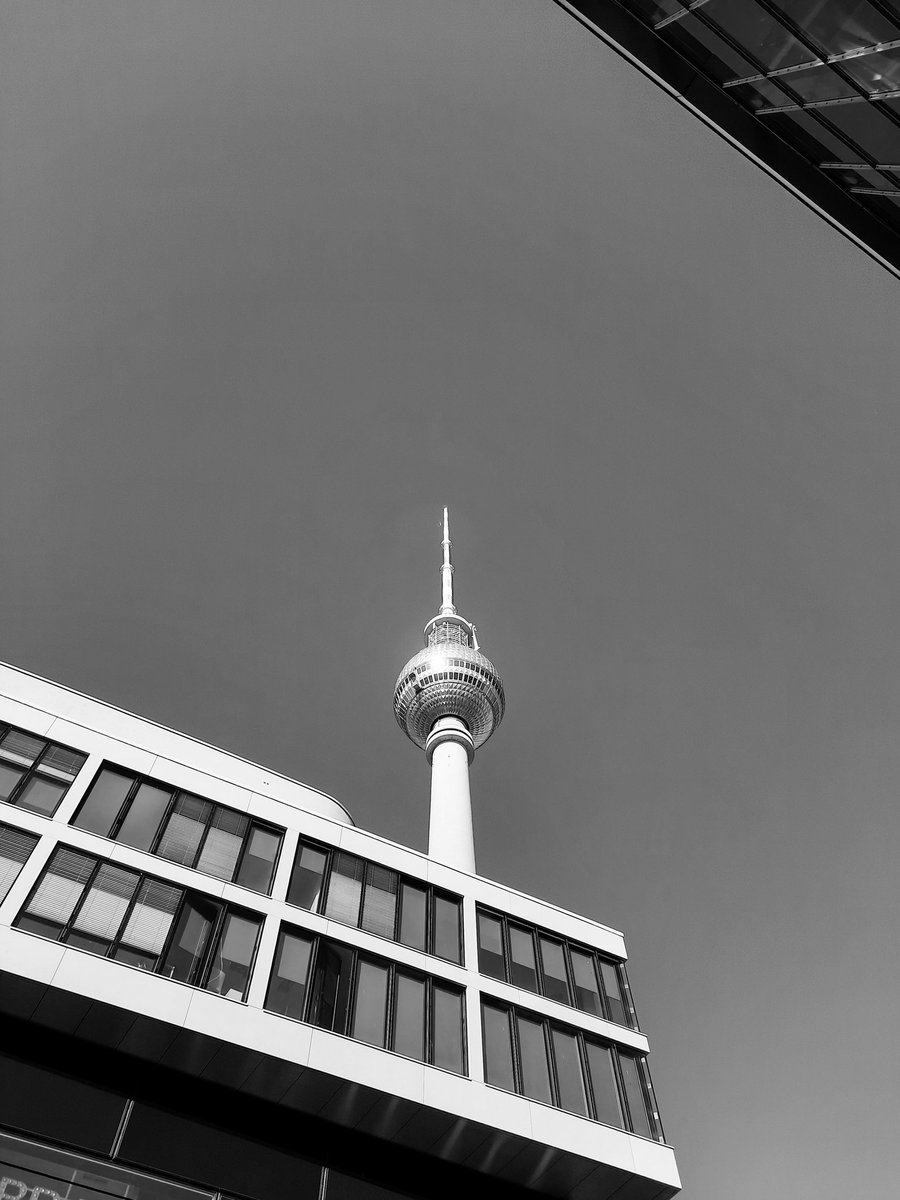 kreuzberged's tweet photo. Good morning #Berlin and Beyond!
☝️
#Fernsehturm #TVTower #ThatTowerAgain #Mitte https://t.co/olsiaMYlKE