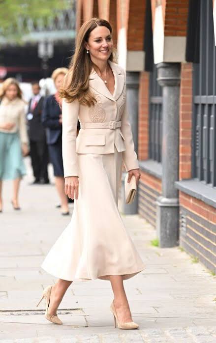 Wow!
Guess who chose to dress like Princess Catherine on #CoronationDay?
Yup!
Elizabeth 'Hypocrite' Holmes.
The very woman who trashes her on Instagram.