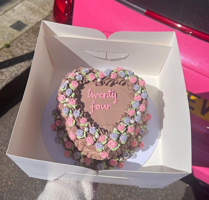 _Mcbryt_Cakes's tweet photo. ๐ฃ.... A 24th birthday celebration cake delivery! ๐โค๐พ๐
#birthdaygirl #birthdaycake #cakes #buttercreamcake #twittercakes https://t.co/FHPFLy0sCz
