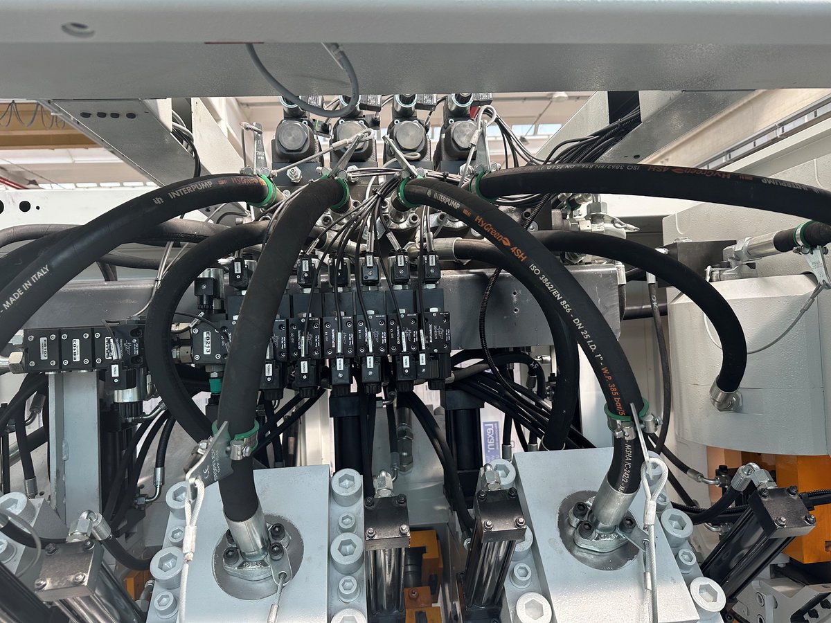 FicepG's tweet photo. Größer ist manchmal wirklich besser!
Hydraulikanlage unserer Hochgeschwindigkeits Stanz/Scheranlage für Winkel XP16T6. Je größer Ventile und Schläuche, desto schneller kann man Stanzen! Die  XP Baureihe ist deshalb mit Abstand die schnellste der Welt.

#scheranlage #stanzanlage https://t.co/xjbqWhAWZg