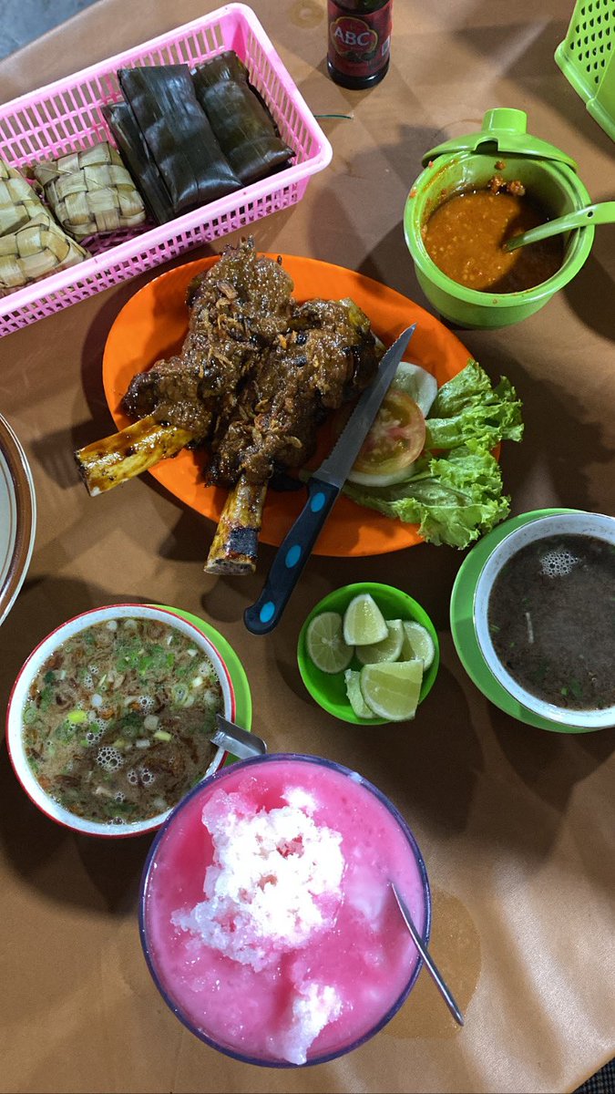 cinnamongirlc's tweet photo. Buatku coto Makasar dan iga bakar terenak di Jakarta Selatan dengan harga sangat affordable alias murah parah di Daeng Rahman Ampera (patokannya dekat KFC Kemang Timur dia agak masuk ke dalam sebelah Indomaret)

Pernah dalam seminggu aku 4x makan di sini karena ketagihan. https://t.co/XzXuN5sjRM