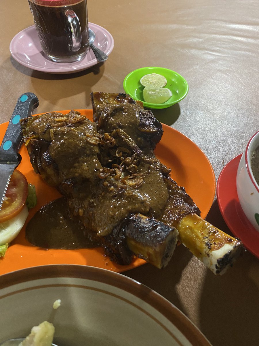 cinnamongirlc's tweet photo. Buatku coto Makasar dan iga bakar terenak di Jakarta Selatan dengan harga sangat affordable alias murah parah di Daeng Rahman Ampera (patokannya dekat KFC Kemang Timur dia agak masuk ke dalam sebelah Indomaret)

Pernah dalam seminggu aku 4x makan di sini karena ketagihan. https://t.co/XzXuN5sjRM