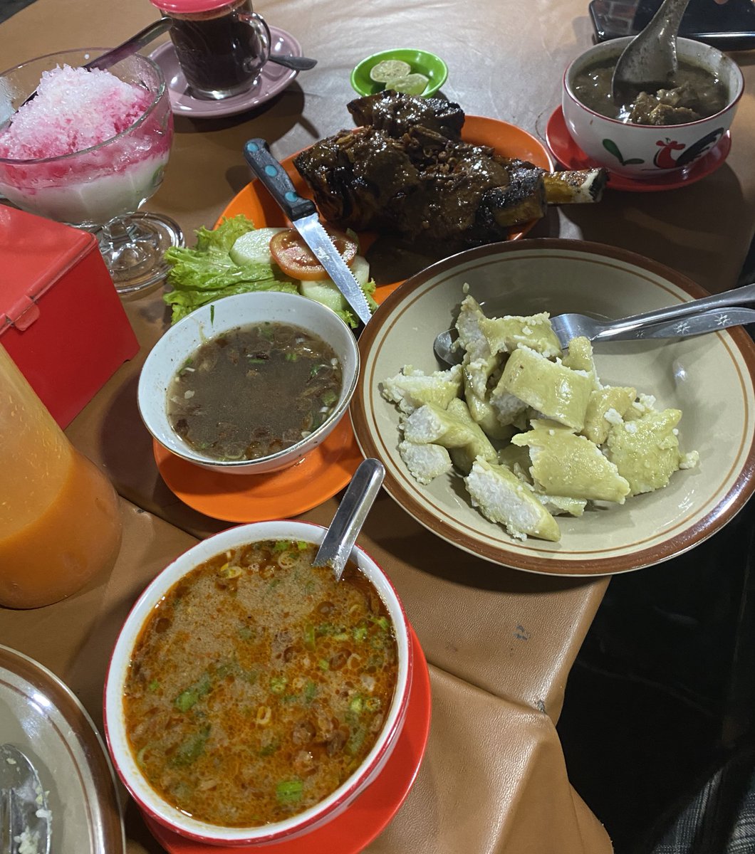 cinnamongirlc's tweet photo. Buatku coto Makasar dan iga bakar terenak di Jakarta Selatan dengan harga sangat affordable alias murah parah di Daeng Rahman Ampera (patokannya dekat KFC Kemang Timur dia agak masuk ke dalam sebelah Indomaret)

Pernah dalam seminggu aku 4x makan di sini karena ketagihan. https://t.co/XzXuN5sjRM