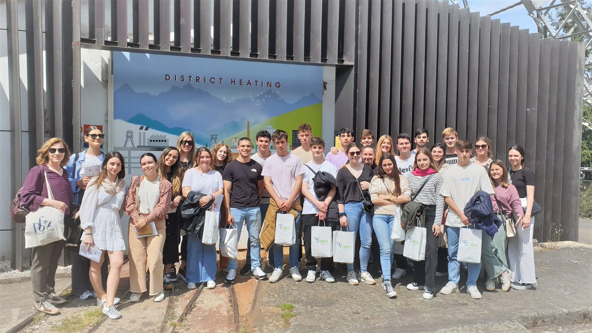 CatedraHunosa's tweet photo. 📍El alumnado del Grado en Maestro de la Facultad Padre Ossó  repetía por 2º año su experiencia en #Mieres al Aula de la #Geotermia, además de compaginarla con la @FundacionFaen ambos edificios de la red de calor del Pozo Barredo.
¡Muchas gracias por la visita! https://t.co/Cz51AWkIfQ