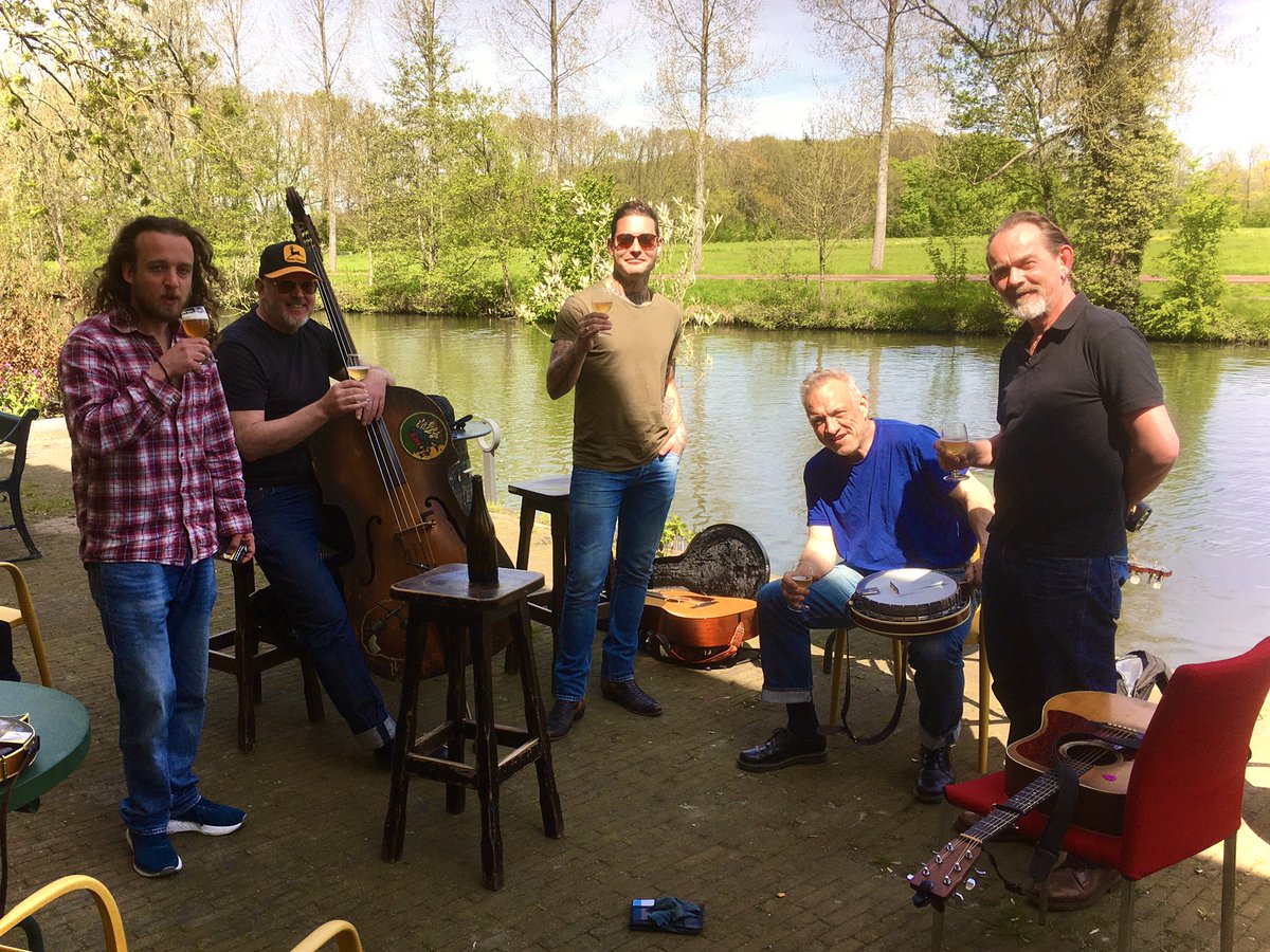 Ja...komen we hier nou om te oefenen of eh...??
Ciderman Douwe Bob deelt z‘n nieuwe brouwsel. Thanks Douwe. En dank aan de Parel van Zuilen voor de gastvrijheid! <a href="/douwe_bob/">Douwe Bob</a> <a href="/parelvanzuilen/">De Parel van Zuilen</a>