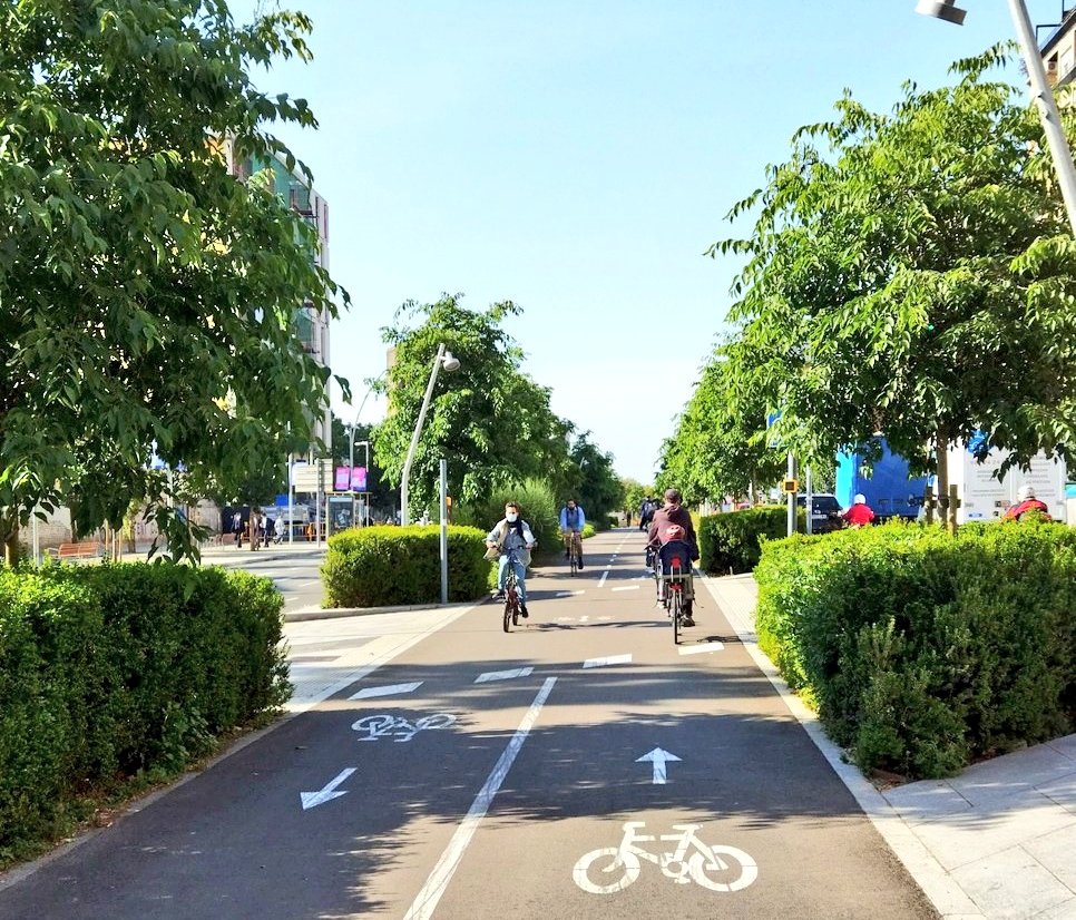 De petit venia en bús i metro fins a #Navas a veure els "abuelos". Aleshores, #Barcelona i la #Meridiana em semblaven un monstre gris, pudent i sorollós. Mai vaig atrevir-me a creuar-la pels ponts inadaptats.
I ara...
elperiodico.com/es/entre-todos…
👇🏽Anys 80                    👇🏽2023
