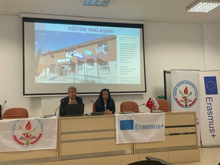 ErasmusWater's tweet photo. Anadolu Üniversitesi'nde düzenlenen İKAF'23 Fuarında,Nurettin Ateş ve Reyhan Tuna,Erasmus+ Projesi “Su Dostu Okullarla Geleceğe Umut Oluyoruz”deneyimlerini  gençlerimizle paylaştılar.@ulusalajans @ABBaskanligi @EskisehirMem @odunpazarimem @1Havaikmal @SerbiaWater @erasmuswaterfr1 https://t.co/LsNQojvSrZ