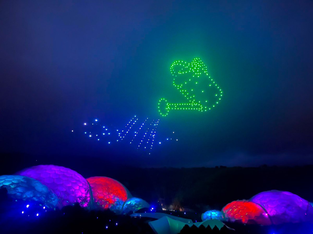 QueensCollFood's tweet photo. 🌱🐝Love that the South West was represented celebrating the #KingCharles #CoronationConcert showcasing growing and supporting pollinating insects in our communities like we do at @QueensTaunton with the @EdenProject’s #LightUpTheNation #Coronation drone show by @Skymagicdrones. https://t.co/o26Zjtmn46