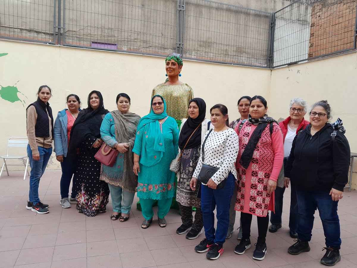 cnlheura's tweet photo. Les dones del Hilo del Casal @cinfants_stco i Sílvia Sintes, modista colomenca molt lligada al món geganter, fan el vestit de la gegantona! https://t.co/V470TqQWot