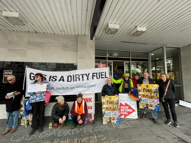 350Australia's tweet photo. Welcome to the @CommBank #BreakUpWithGas Week of Action! Activists across the country are demanding the biggest of the big 4 end their long term relationship with oil & gas: check out the actions in Elsternwick and Canberra today: https://t.co/7VKtl61bd8