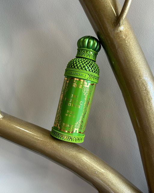 rosinaperfumery's tweet photo. The Majestic Vetiver 📷 Eau de Parfum captures the undeniable elegance of the French Riviera. Opening with sparkling notes of grapefruit, cardamom, and basil, the base notes of oud wood, vetiver, and suede lend warm depth
#majesticvetiver #alexandrej #rosinaperfumery https://t.co/NrONdYQ3UE