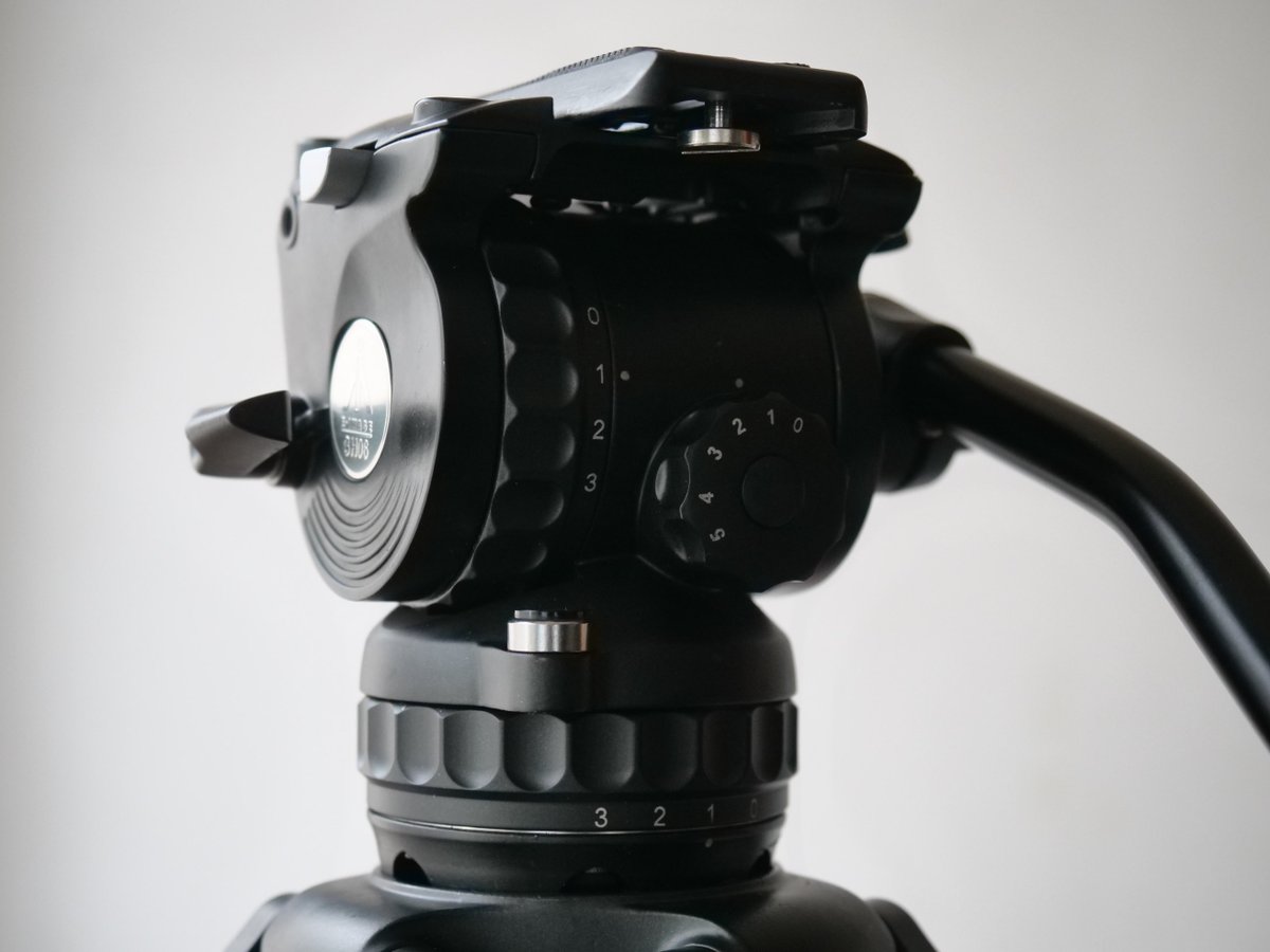toruy_pvds's tweet photo. 三脚を新調しました。気長に網を張っていたヤフオクに欲しいモデルが格安(¥15,000)で出品され無風状態でゲット🎉 従来の雲台　#Manfrotto #MVH500AH では #LUMIX #FZH1 と #GH5II を2台載せた時にペイロード不足を感じていました
#EIMAGE #GH06 #GA752 #ワンオペ配信 https://t.co/RNauAjTbFJ
