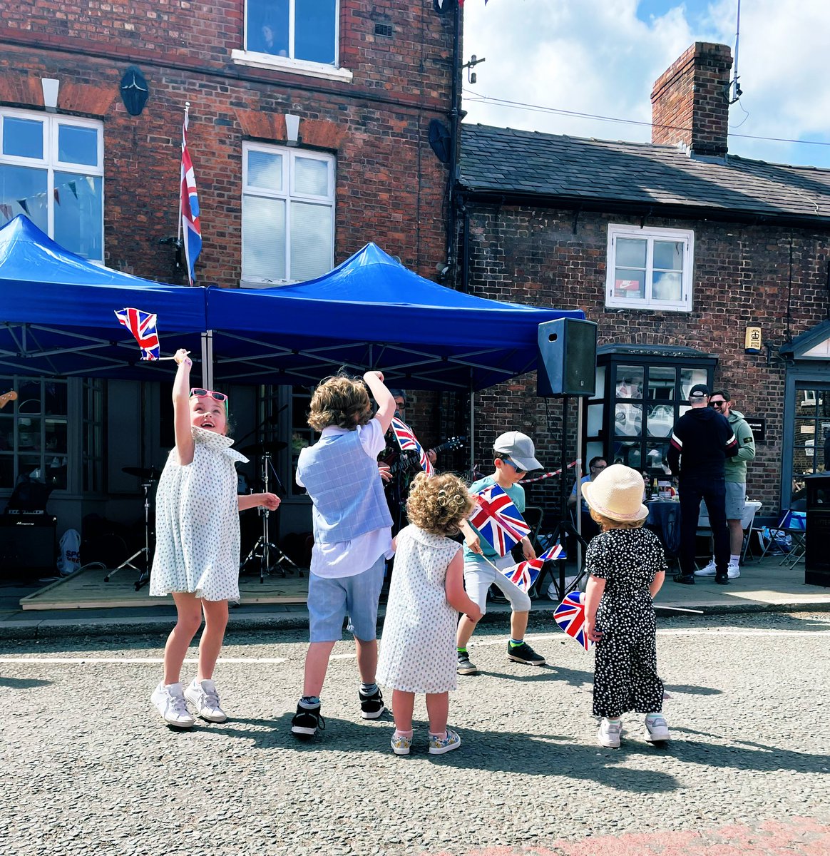 Thanks #tarporley for a brilliant day 🇬🇧 I vote in favour of an annual community street party! #community #BigLunch #cheshire #corronation 👑