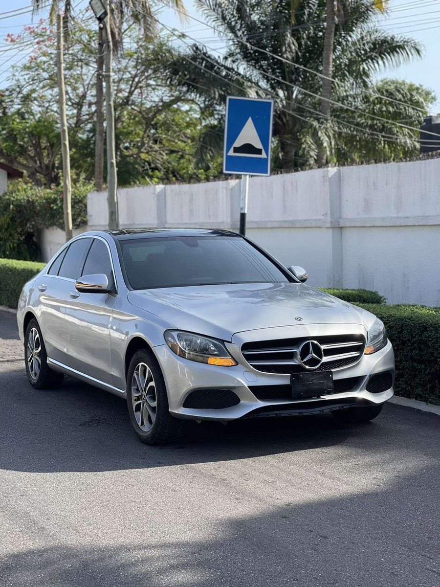 prinaketrading's tweet photo. 2018 Mercedes Benz C300 4Matic
Price: ₵300,000

Condition:
Foreign Used
Drive:Automatic
BodyType: Sedan
Fuel: Petrol
Engine: 2.0Turbo

Description:
• Keyless Start &amp; Entry, Panoramic Roof
• Rear Camera,Touchscreen Infotainment System
• Black &amp; Blue Leather Interior

PLS RT https://t.co/3mpGCA2Yzk