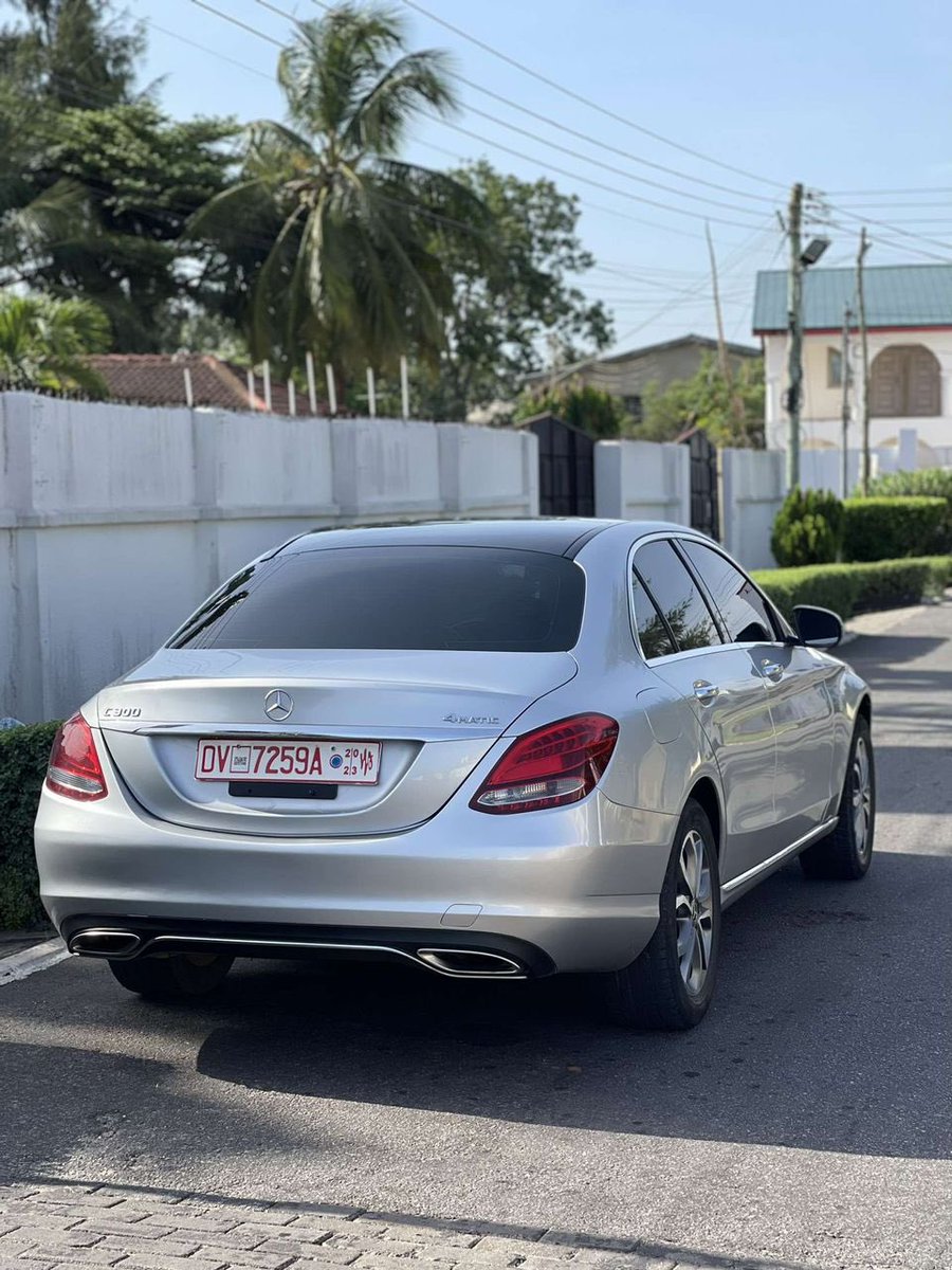 prinaketrading's tweet photo. 2018 Mercedes Benz C300 4Matic
Price: ₵300,000

Condition:
Foreign Used
Drive:Automatic
BodyType: Sedan
Fuel: Petrol
Engine: 2.0Turbo

Description:
• Keyless Start &amp; Entry, Panoramic Roof
• Rear Camera,Touchscreen Infotainment System
• Black &amp; Blue Leather Interior

PLS RT https://t.co/3mpGCA2Yzk