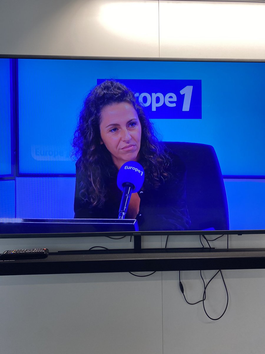 Elodie Buzuel En direct <a href="/Europe1/">Europe 1</a> avec <a href="/PhilippeVandel/">Philippe Vandel</a> pour parler #lambertContreLambert