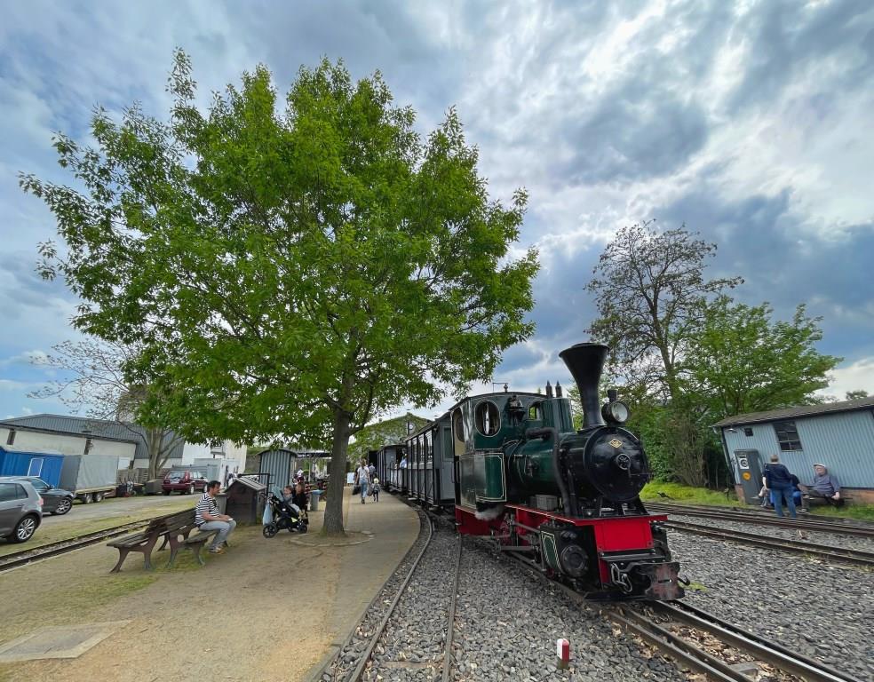 franknagel_de's tweet photo. Im #Feldbahnmuseum #Frankfurt wurde am Wochenende das #Feldbahnfest gefeiert.
Rund 1.500 Besucher haben sich über die #Feldbahn gefreut. Nächster Fahrbetriebstag im #Rebstockpark ist der #Modellbautag am 4. Juni https://t.co/Xw6ASX5hLD