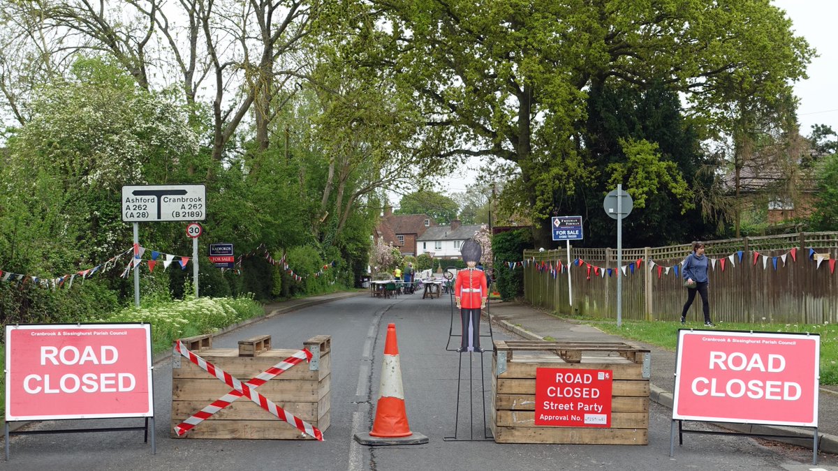 Sissinghurst_1's tweet photo. #Sissinghurst #CoronationBigLunch  great success thanks to @npseymour for the Bursens 69 key organ @TMH_TN17 for the beer TN17 Sissinghurst Village shop for the @PimmsGB and lemonade and all the helpers including Bramble 4x4 who all made it happen. https://t.co/eeKFSNTWvN